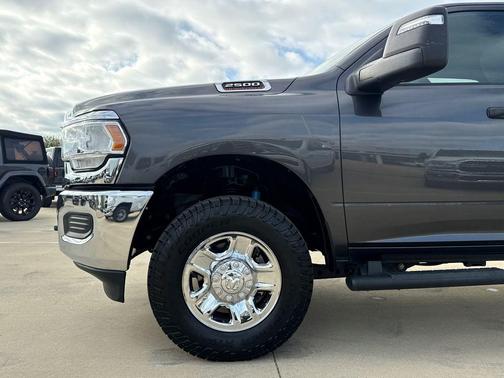 2023 RAM 2500 Tradesman Crew Cab 4x4 6'4' Box