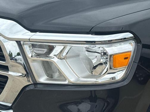 Diamond Black Crystal Pearlcoat 2024 RAM 1500 Big Horn/Lone Star