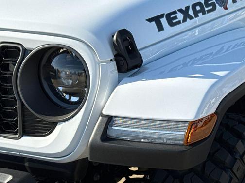 Bright White Clearcoat 2026 Jeep Gladiator Texas Trail 4x4