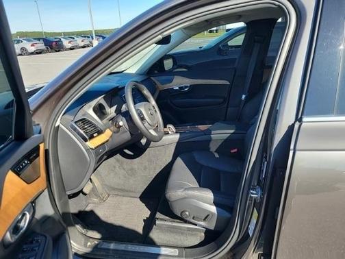 2024 Volvo XC90 B6 Plus Bright Theme 7-Seater