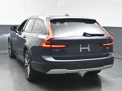 2025 Volvo V90 Cross Country B6 Plus