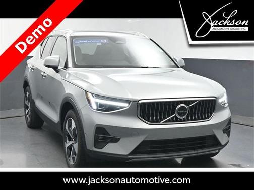 2025 Volvo XC40 B5 Plus Bright Theme