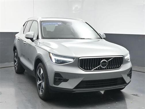 2025 Volvo XC40 B5 Plus Bright Theme