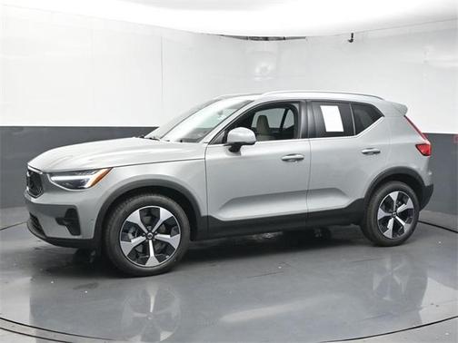 2025 Volvo XC40 B5 Plus Bright Theme
