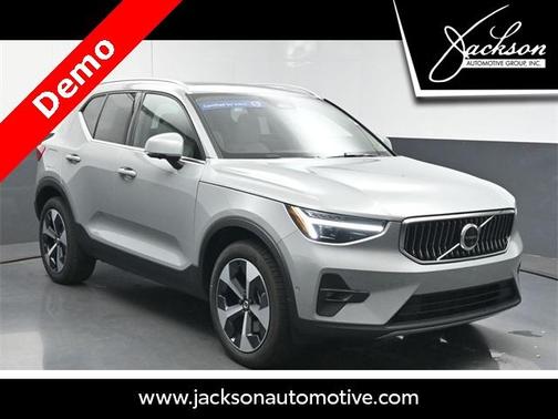 2025 Volvo XC40 B5 Plus Bright Theme