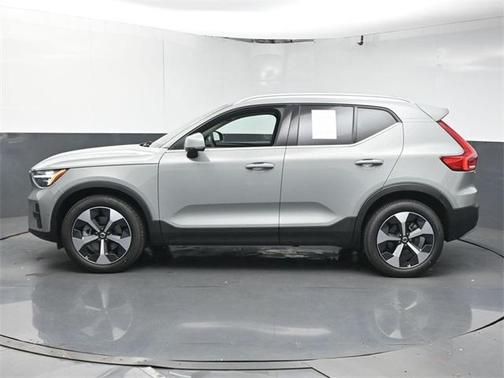 2025 Volvo XC40 B5 Plus Bright Theme