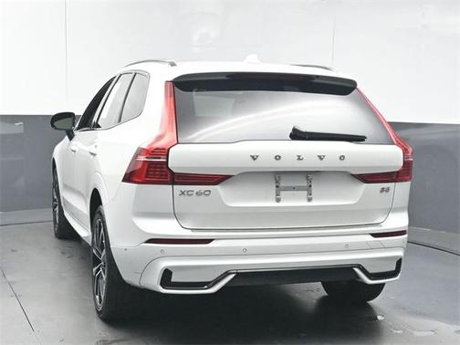 2023 Volvo XC60 B5 Plus Dark Theme