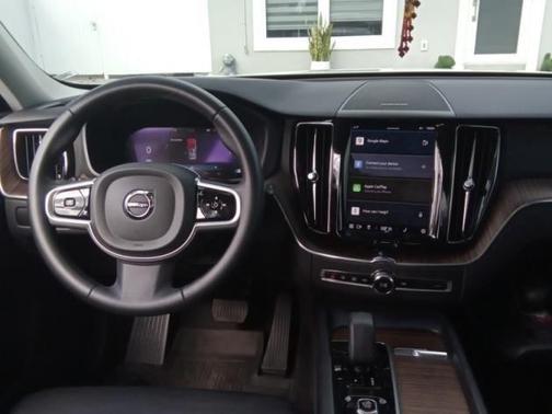 2023 Volvo XC60 B5 Plus Dark Theme