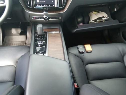 2023 Volvo XC60 B5 Plus Dark Theme