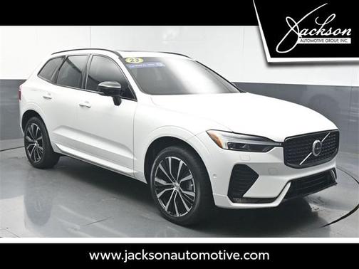 2023 Volvo XC60 B5 Plus Dark Theme
