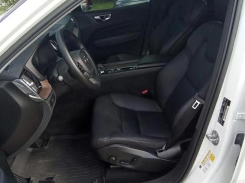 2023 Volvo XC60 B5 Plus Dark Theme