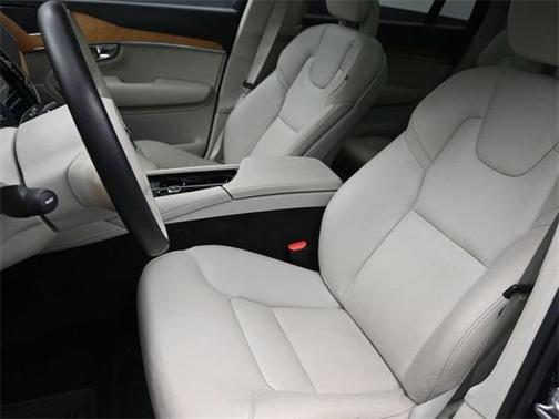 2022 Volvo XC90 T6 Momentum 7 Passenger