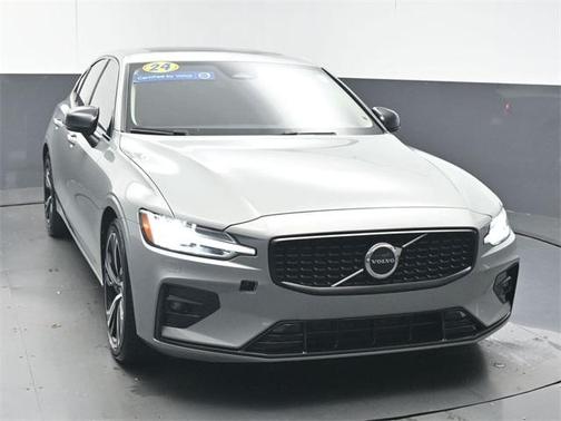 2024 Volvo S60 B5 Core Dark Theme