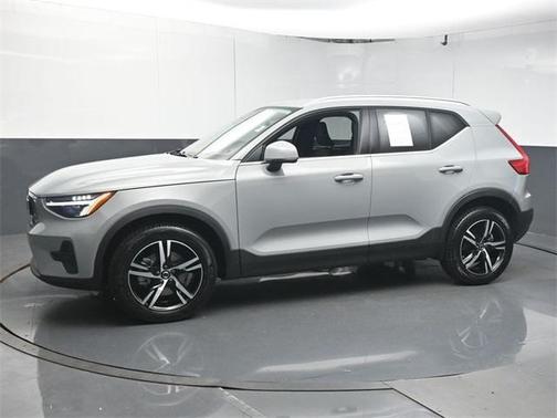 2025 Volvo XC40 B5 Core Bright Theme
