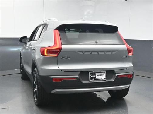 2025 Volvo XC40 B5 Core Bright Theme