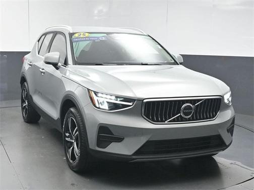 2025 Volvo XC40 B5 Core Bright Theme