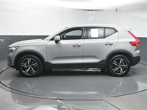 2025 Volvo XC40 B5 Core Bright Theme