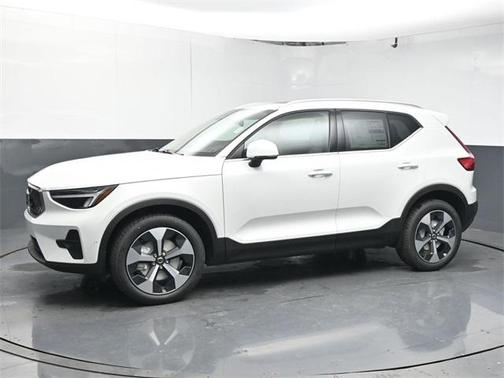 2025 Volvo XC40 B5 Plus Bright Theme