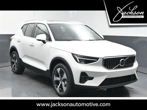2025 Volvo XC40 B5 Plus Bright Theme