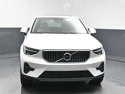 2025 Volvo XC40 B5 Plus Bright Theme