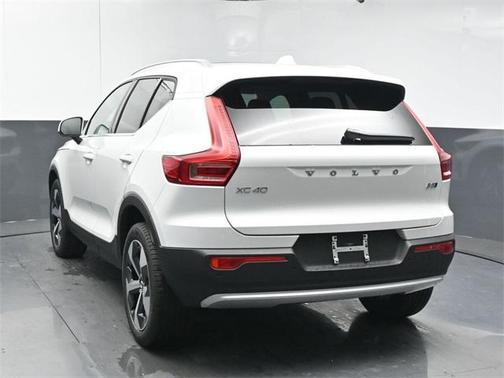 2025 Volvo XC40 B5 Plus Bright Theme