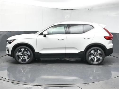 2025 Volvo XC40 B5 Plus Bright Theme