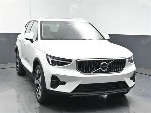 2025 Volvo XC40 B5 Plus Bright Theme