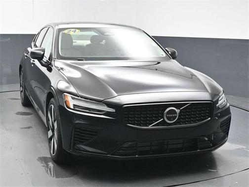 2024 Volvo S60 Recharge Plug-In Hybrid T8 Plus Dark Theme