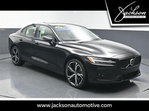 2024 Volvo S60 B5 Plus Dark Theme