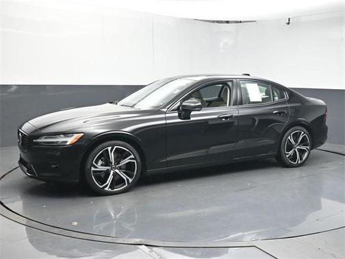 2024 Volvo S60 B5 Plus Dark Theme