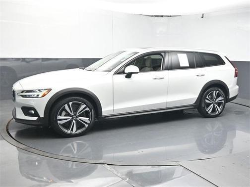 2023 Volvo V60 Cross Country B5 Plus
