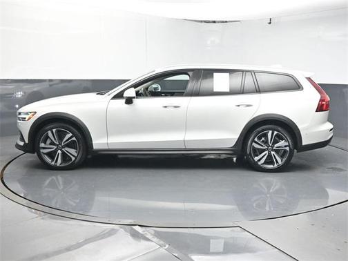 2023 Volvo V60 Cross Country B5 Plus