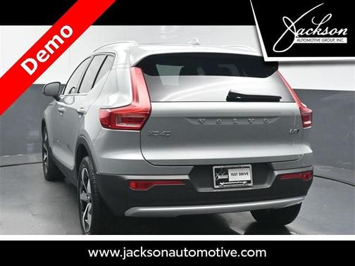 2025 Volvo XC40 B5 Core Bright Theme