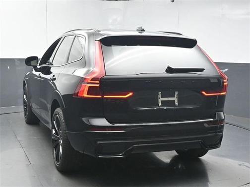 2026 Volvo XC60 B5 Ultra Black Edition