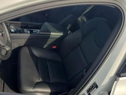 2024 Volvo S60 B5 Core Dark Theme