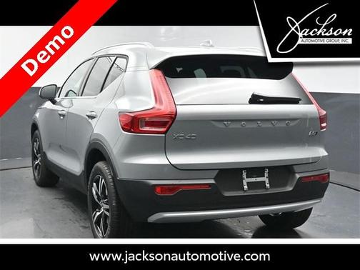 2025 Volvo XC40 B5 Core Bright Theme