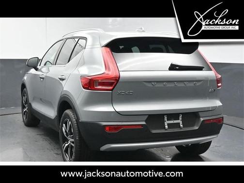 2025 Volvo XC40 B5 Core Bright Theme