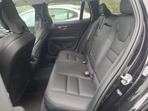 2024 Volvo V60 Cross Country B5 Plus