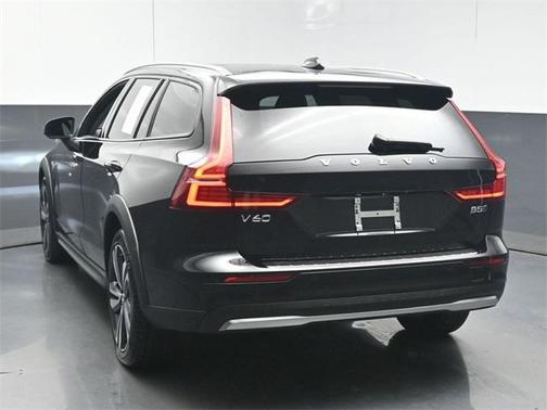 2024 Volvo V60 Cross Country B5 Plus