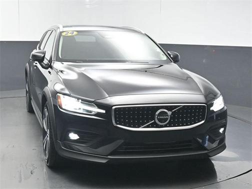 2024 Volvo V60 Cross Country B5 Plus