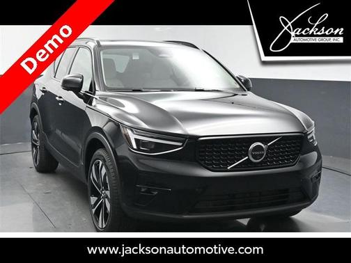 2025 Volvo XC40 B5 Ultra Dark Theme