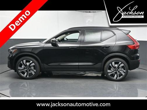 2025 Volvo XC40 B5 Ultra Dark Theme