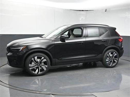 2025 Volvo XC40 B5 Ultra Dark Theme