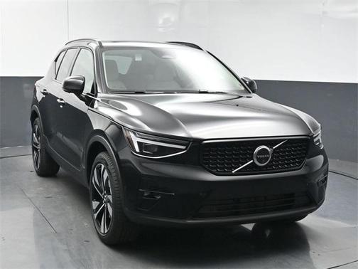 2025 Volvo XC40 B5 Ultra Dark Theme