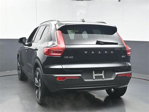 2025 Volvo XC40 B5 Ultra Dark Theme