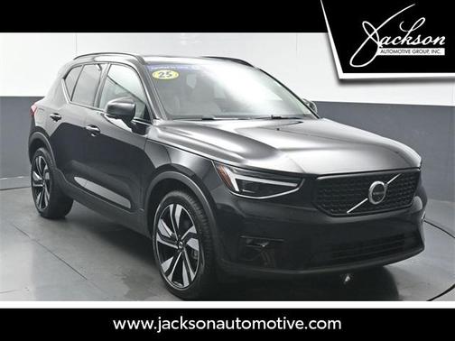 2025 Volvo XC40 B5 Ultra Dark Theme