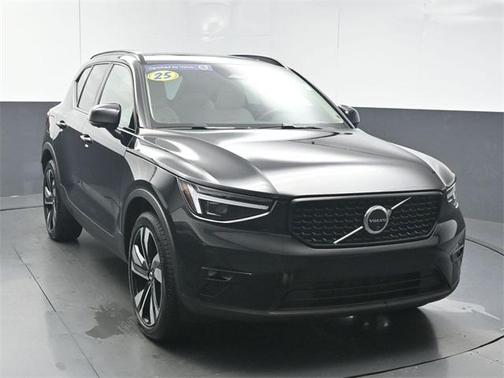 2025 Volvo XC40 B5 Ultra Dark Theme