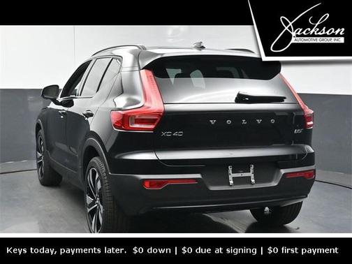 2025 Volvo XC40 B5 Ultra Dark Theme