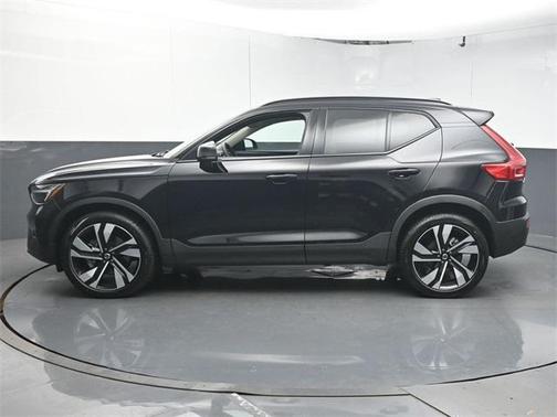 2025 Volvo XC40 B5 Ultra Dark Theme