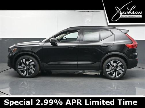 2025 Volvo XC40 B5 Ultra Dark Theme